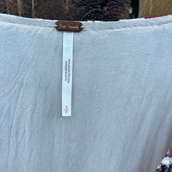 Free People effortlessly femme with babydoll style and balloon sleeves with ties - Picture 5 of 6